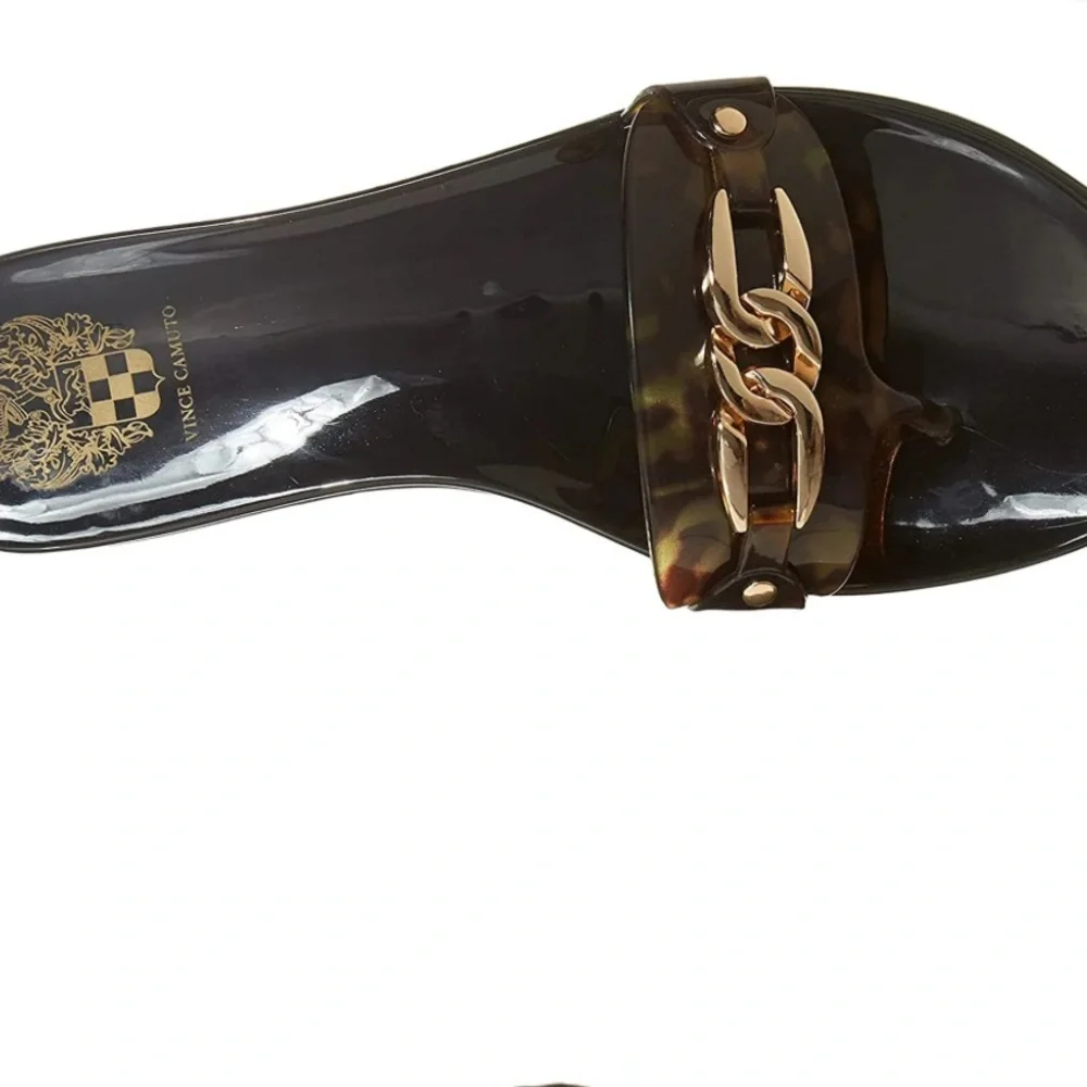 Vince Camuto step out